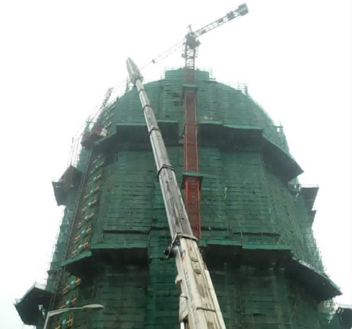 山城吊车在工地上作业